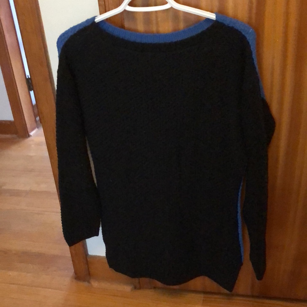 St.John Sweater - Picture 2 of 3